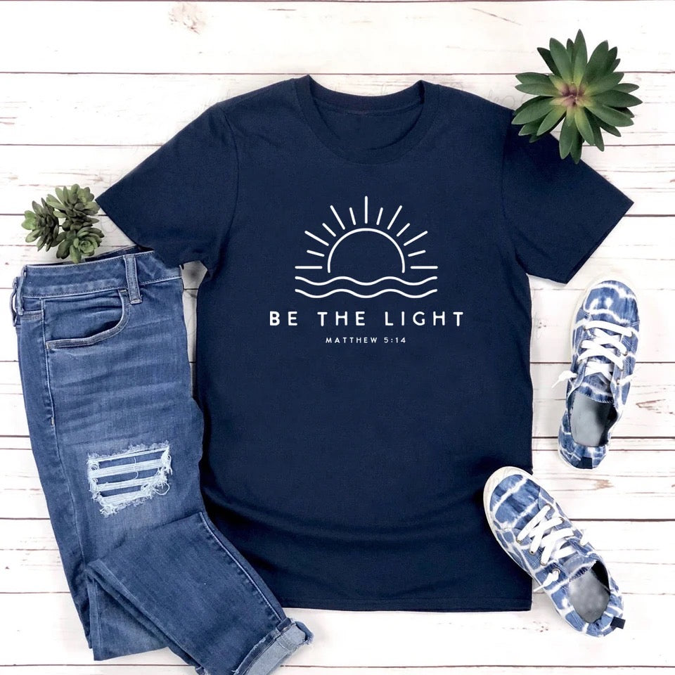 TEE-SHIRT avec citation "Be the light" blanc