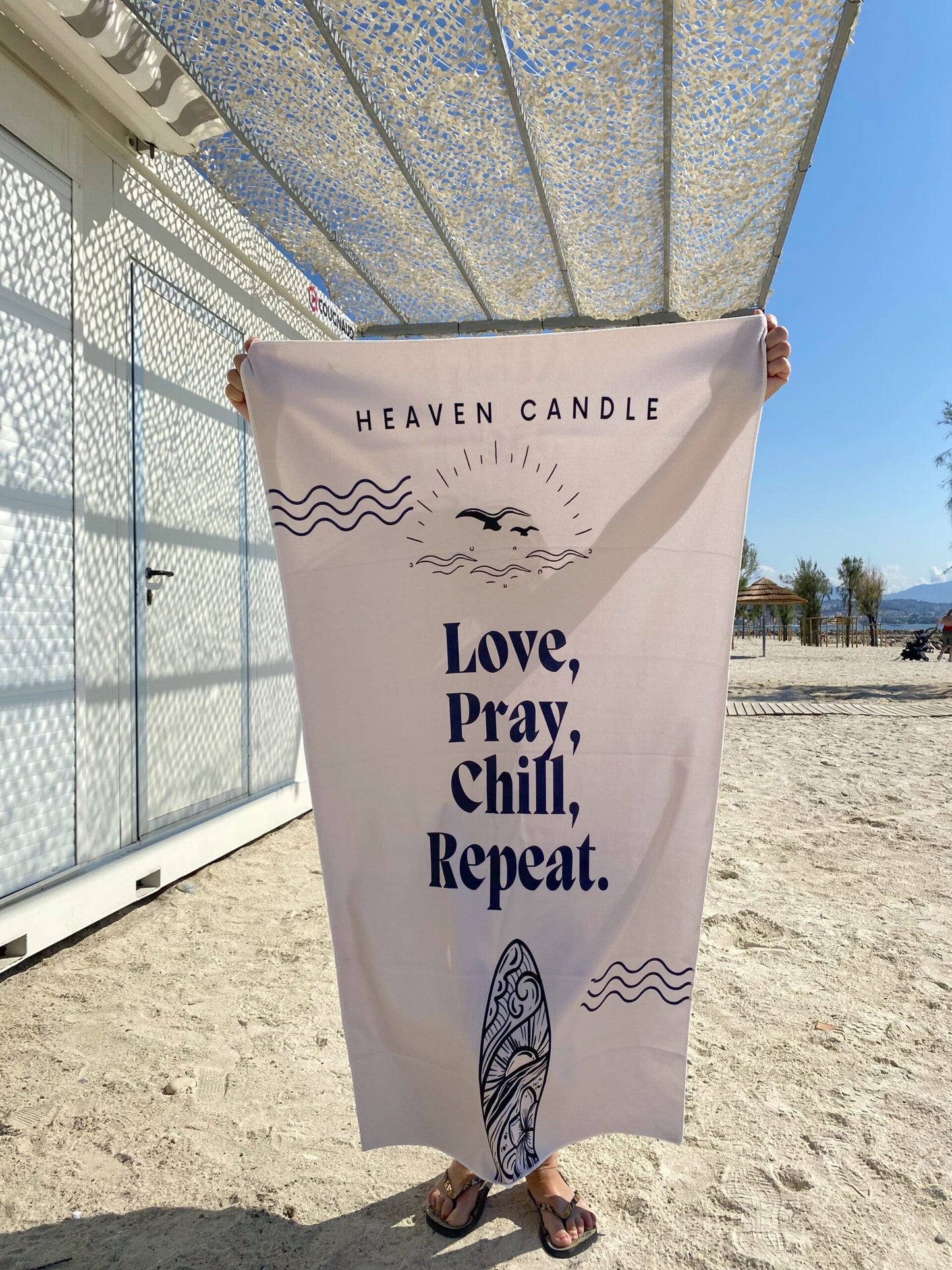 Serviette de plage con citazione "Love, Pray, Chill, Repeat".
