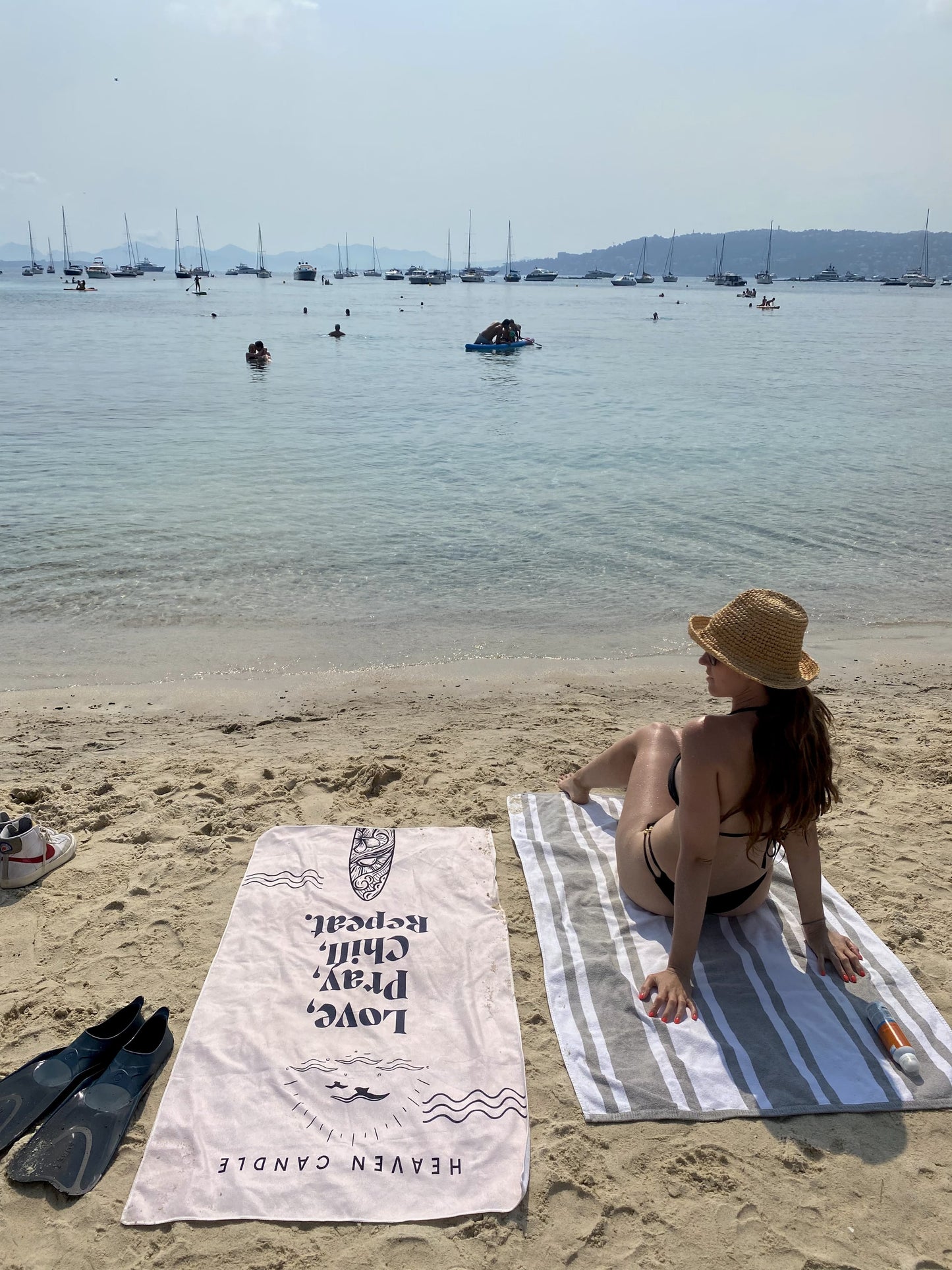 Serviette de plage con citazione "Love, Pray, Chill, Repeat".