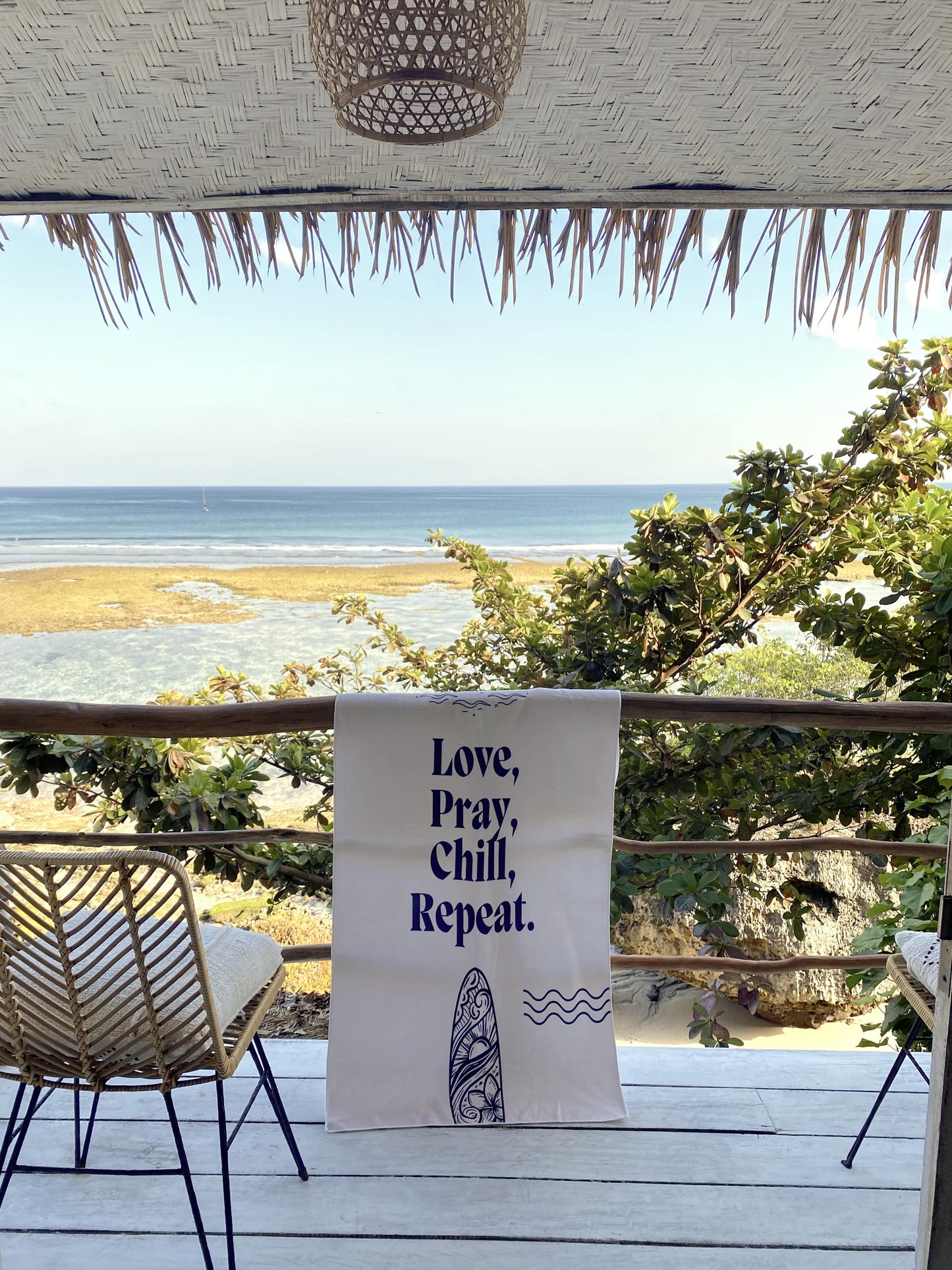 Serviette de plage con citazione "Love, Pray, Chill, Repeat".