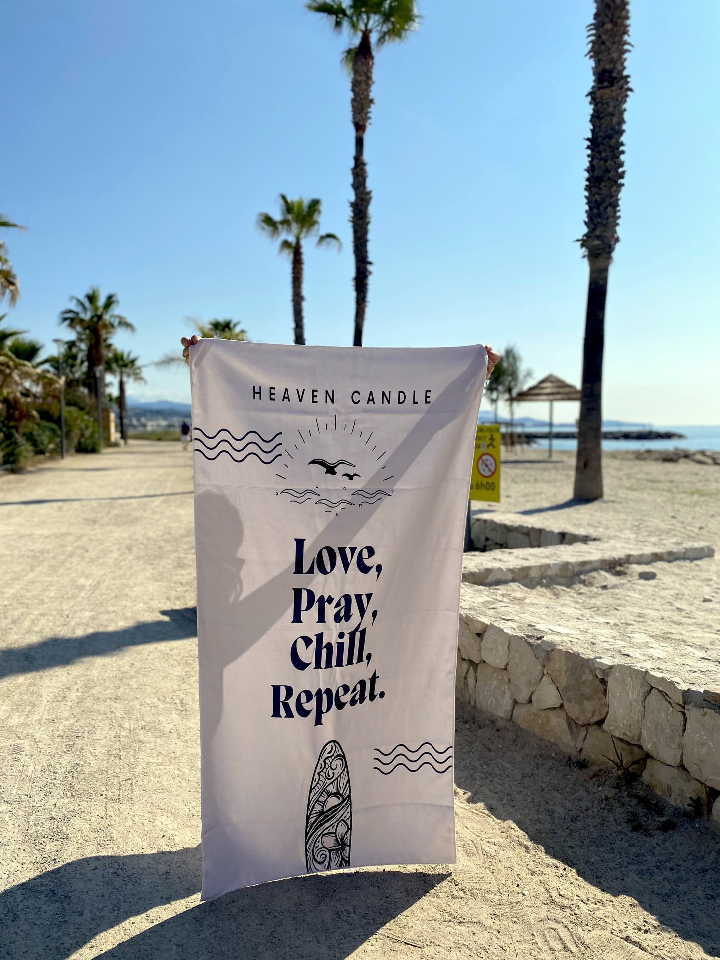 Serviette de plage con citazione "Love, Pray, Chill, Repeat".