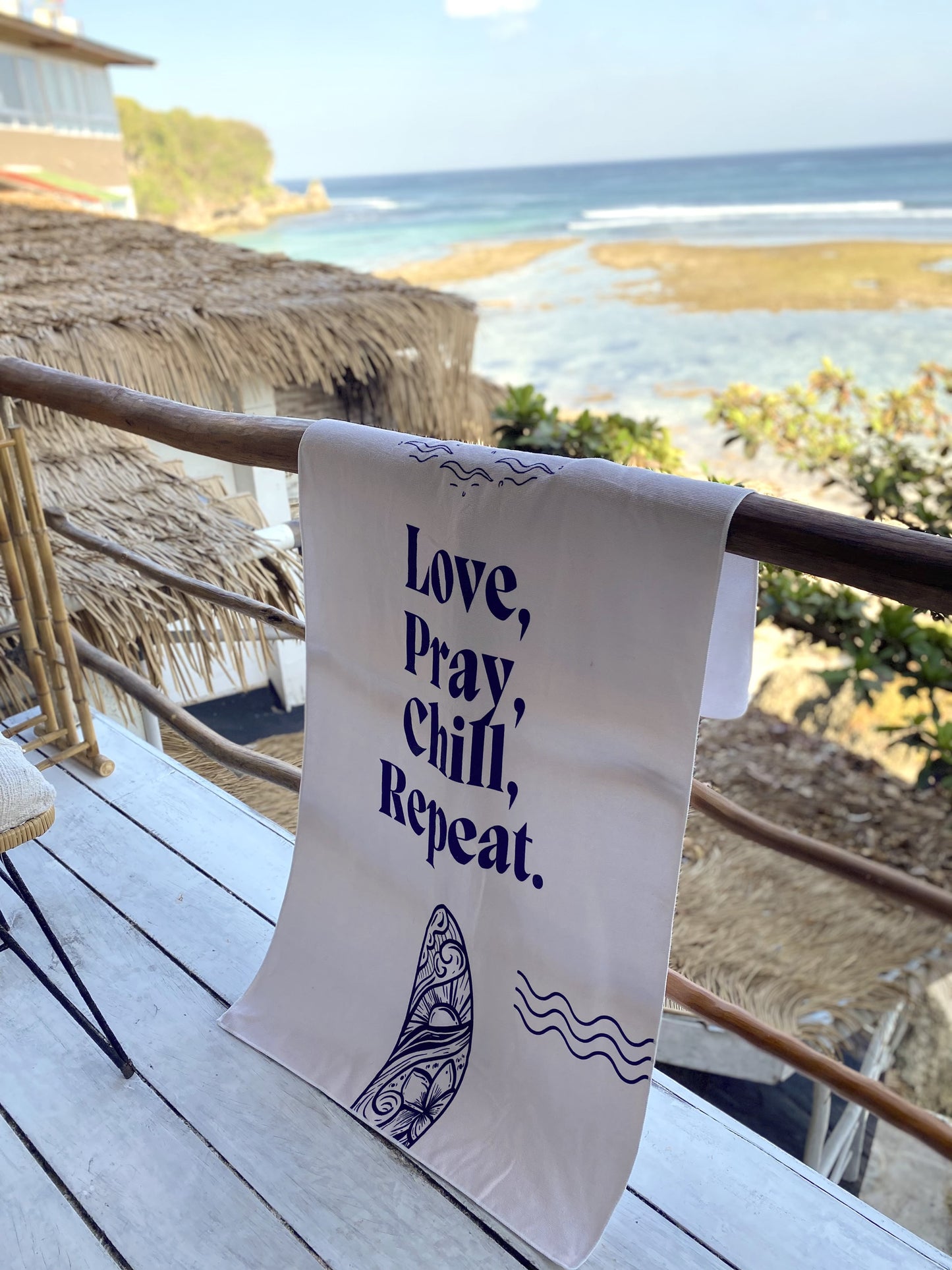 Serviette de plage con citazione "Love, Pray, Chill, Repeat".