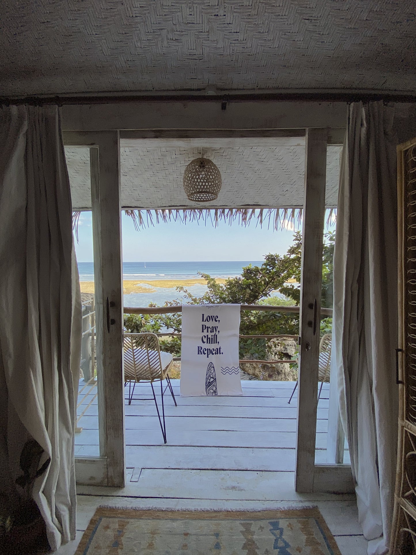 Serviette de plage con citazione "Love, Pray, Chill, Repeat".