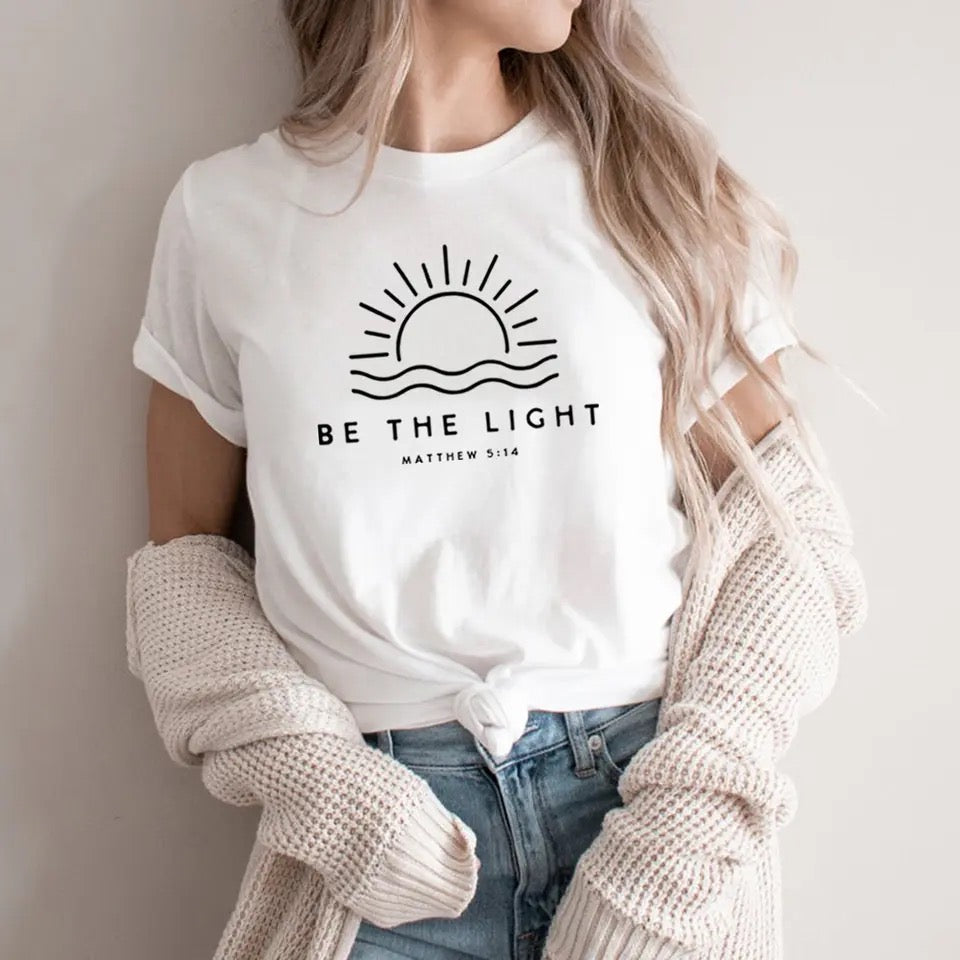 TEE-SHIRT avec citation "Be the light" blanc